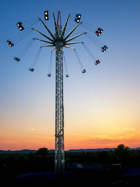 Swing rijden. Star flyer. Amusement rit in de zonsondergang. — Stockfoto