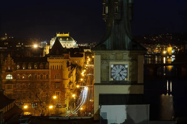 Ночная Прага с часовой башней. Исторический вид на старый город в темноте . — стоковое фото