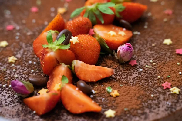 Decorated truffle cake with fresh strawberries, coffee beans and small roses — Stock Photo, Image