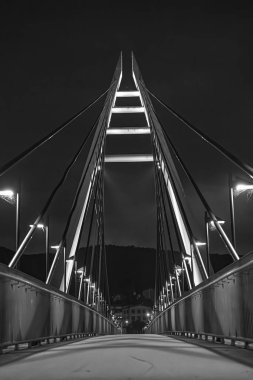 Geceleri ışıklı köprü. Modern çelik ve beton mimarisi.