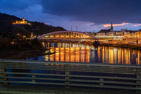 Night city scene with bridge, river reflection and nice view point — Stock Photo, Image