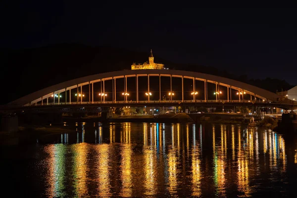 Eine Brücke über einen Fluss mit einem Herrenhaus im Hintergrund, das aussieht wie auf einer Brücke. — Stockfoto