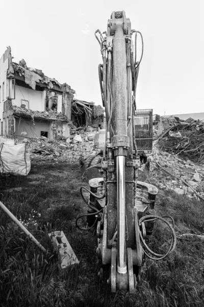 Estacionamiento de excavadoras antes de demoler el edificio. Blanco y negro gran ángulo de tiro . — Foto de Stock