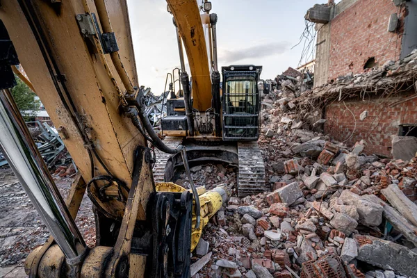 Excavadora destruyó las ruinas. Vista de cerca de la máquina de demolición . — Foto de Stock
