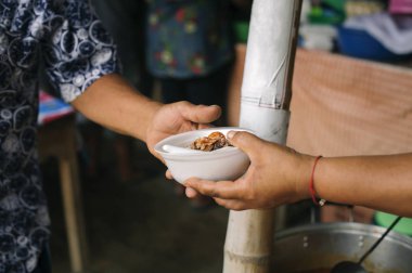 Yoksul insanların paylaşımının sosyal kavramı : Yoksullara ücretsiz yemek sunan kavram : Ücretsiz yemek, Açları beslemek için artıkları kullanma : Umudun gıda kavramı : Yoksullar gıdaya ulaşıyor