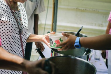 Yoksullara ücretsiz yemek sunan kavram : Ücretsiz gıda, açları beslemek için artıkları kullanma : Umudun gıda kavramı : Gönüllülerin yoksul toplumunda gıda bağışı