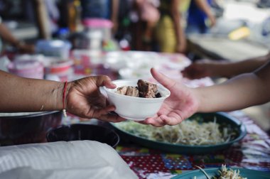 Yoksullara ücretsiz yemek sunan kavram : Ücretsiz gıda, açları beslemek için artıkları kullanma : Umudun gıda kavramı : Gönüllülerin yoksul toplumunda gıda bağışı
