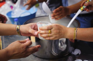 Yoksul insanların paylaşımının sosyal kavramı : Yoksullara ücretsiz yemek sunan kavram : Ücretsiz yemek, Açları beslemek için artıkları kullanma : Umudun gıda kavramı : Yoksullar gıdaya ulaşıyor