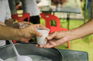 Yoksullara ücretsiz yemek sunan kavram : Ücretsiz gıda, açları beslemek için artıkları kullanma : Umudun gıda kavramı : Gönüllülerin yoksul toplumunda gıda bağışı
