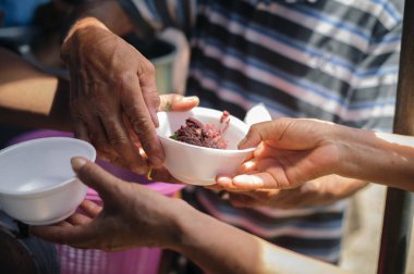 Evsiz insanlar toplumdaki gıda bağışçılarından sadaka yiyecek almak : Yeryüzünde dilenci sorunu kavramı : Dilencilerin Eli diğer insanlardan sadaka gıda alır
