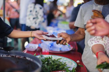 Açlık Kavramı : Toplumda yoksulların gıda ihtiyaçları Gıda Bağışı ile yardım : Evsiz insanlar toplumda gıda bağışçıları sadaka gıda almak : yeryüzünde dilenci sorunu kavramı