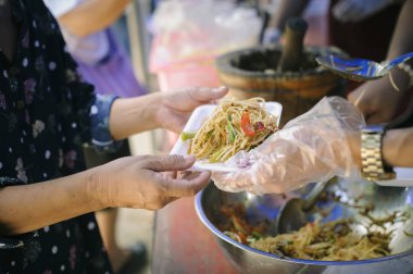 Açlık Kavramı : Toplumda yoksulların gıda ihtiyaçları Gıda Bağışı ile yardım : Evsiz insanlar toplumda gıda bağışçıları sadaka gıda almak : yeryüzünde dilenci sorunu kavramı