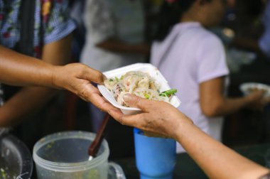 Açlık Kavramı : Toplumda yoksulların gıda ihtiyaçları Gıda Bağışı ile yardım : Evsiz insanlar toplumda gıda bağışçıları sadaka gıda almak : yeryüzünde dilenci sorunu kavramı