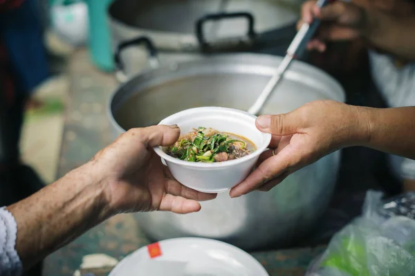 概念无家可归 社会穷人的食品需求 帮助捐赠食物 无家可归的人从社会中的食品捐赠者中领取慈善食品 地球上乞丐问题的概念 — 图库照片