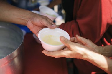 Dilencilerin Eli diğer insanlardan sadaka gıda alır : Insancıllık kavramı : Mültecilerin elleri açlık hafifletmek için sadaka gıda tarafından desteklenmiştir : Beslenme Kavramları