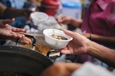 Yeryüzünde dilenci sorunu kavramı : Dilencilerin Eli diğer insanlardan sadaka gıda alır : Mültecilerin elleri açlık hafifletmek için sadaka gıda tarafından desteklenmektedir
