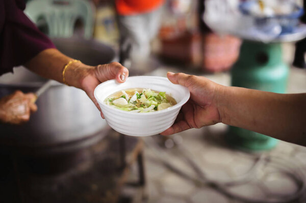 Питание: Мбаппе предложил пожертвовать еду от богатого человека Шэра: Концепция социального распределения: Бедные люди, получающие еду от пожертвований
