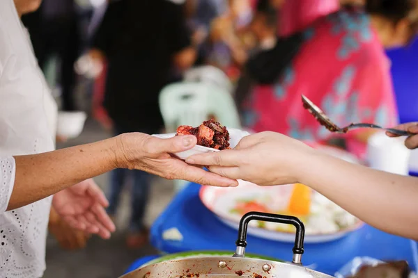 Voluntarios Dando Comida Personas Pobres Necesidad Desesperada Concepto Compartir Alimentos — Foto de Stock