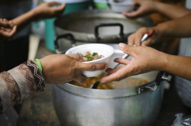 Zengin bir adamdan yiyecek bağışlamak için teklif edilen El Paylaş : Sosyal paylaşım kavramı : Bağışlardan yiyecek alan fakir insanlar : Evsizlere gıda yardımı, kıtlık yardımı : çaresiz durumdaki yoksul insanlara yiyecek veren gönüllüler