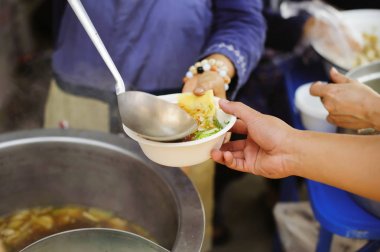 Yardım paylaşımı kavramı : Yoksullar için yiyecek paylaşımına katılım : Sevgi Kavramı : Dilenci yardımdan yiyecek bekliyor