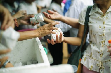 Yardım paylaşımı kavramı : Yoksullar için yiyecek paylaşımına katılım : Sevgi Kavramı : Dilenci yardımdan yiyecek bekliyor