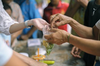 Gıda paylaşımı kavramı Evsizler için Açlık çözmeye yardımcı olur : sosyal paylaşım kavramı : Immaculate Charity Gıda Bağışlayarak Yoksulların Umut : Yoksullar için gıda paylaşımı katılım