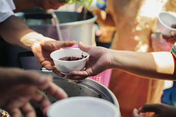 Concepto Compartir Social Pobres Que Reciben Alimentos Donaciones Las Personas — Foto de Stock