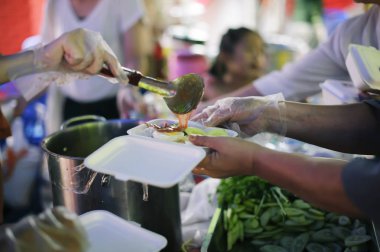 Yoksullar için gıda paylaşımına katılım : Sevgi Kavramı : Dilenci hayır yardımlarından yiyecek bekliyor : Toplumdaki herkese paylaşılan sadaka gıdave yoksulların bu hayır yemeğine ihtiyacı var