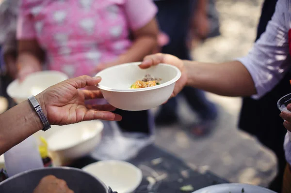 分享帮助的概念 参与为穷人分享食物 爱的概念 乞丐正在等待慈善援助的食物 — 图库照片