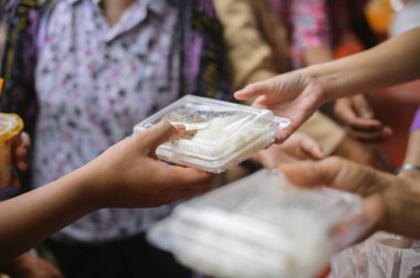 El zenginin payı gıda için yalvarıyor : Dilenci sadaka yardım gıda bekliyor : dilencilik ve açlık kavramı : yoksulların açlık sorunları açlığı azaltmak için gıda bağışlanmıştır