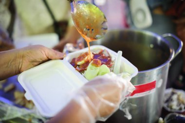 Yoksullara Sevgi ve Umutla Yiyecek Bağışı: Gıda kavramı yaşam için gereklidir: umut kavramı: Toplumda ihtiyaç sahiplerine el ile beslenme : Beslenme Kavramı : Gönüllüler yoksullara yiyecek verirler