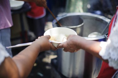 ekonomik durgunluk gıda sıkıntısına neden olur : Yoksullara Sevgi ve Umutla Gıda Bağışlamak: Gıda kavramı yaşam için gereklidir: umut kavramı: Toplumda muhtaçlara el ile beslenme : Beslenme Kavramı