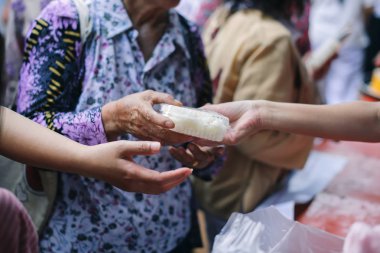 gıda bağışı toplumda insan arkadaşlar yardımcı oluyor : Nezaket ile Açlık ile İnsanlar Yardım : yaşam sorunları kavramı, toplumda açlık : Toplumda muhtaçlara el-beslenme