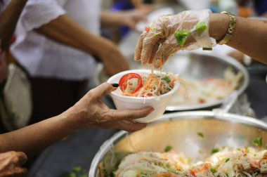 Gönüllüler yoksullara yiyecek verirler : yiyecek bağışlamak toplumda insan arkadaşlarına yardımcı oluyor : Açlıkla İnsanlara İyilikle Yardım Etmek : Yaşam sorunları kavramı, toplumda açlık