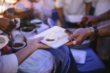 gıda bağışı toplumda insan arkadaşlar yardımcı oluyor : Nezaket ile Açlık ile İnsanlar Yardım : yaşam sorunları kavramı, toplumda açlık : Toplumda muhtaçlara el-beslenme