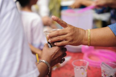 yaşam sorunları kavramı, toplumda açlık : yoksullar için sadaka gıda kavramı : Toplumda muhtaçlara el ile beslenme