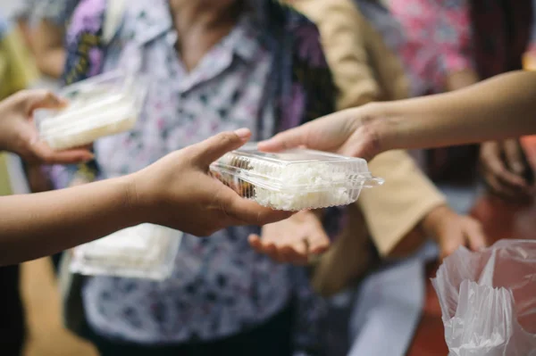 Koncepcja Karmienia Wolontariusze Dają Żywności Ubogim Darowizny Żywności Pomaga Ludzkich — Zdjęcie stockowe