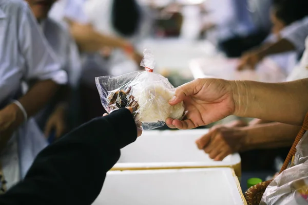 Concetto Nutrire Volontari Danno Cibo Poveri Donare Cibo Aiuta Gli — Foto Stock