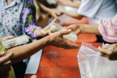 Gıda kavramı yaşam için gereklidir : umut kavramı : Toplumda muhtaçlara el ile beslenme : Beslenme Kavramı : Gönüllüler yoksullara yiyecek verirler