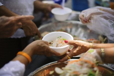 Gıda kavramı yaşam için gereklidir : umut kavramı : Toplumda muhtaçlara el ile beslenme : Beslenme Kavramı : Gönüllüler yoksullara yiyecek verirler