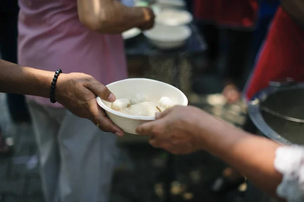 Alimentazione Manuale Bisognosi Nella Società Concetto Nutrire Volontari Danno Cibo — Foto Stock