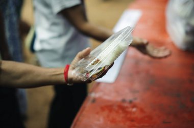 Beslenme kavramı : Yoksulların elleri insancıl ların elinden yiyecek alır : Yoksulların Beslenmesine Yardımcı olmak