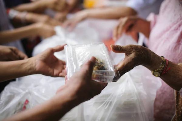Concetto Nutrizione Mani Dei Poveri Ricevono Cibo Dalle Mani Degli — Foto Stock