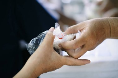 beslenme kavramı : Yoksul toplumlarda insanlarla gıda paylaşımı : toplumdaki diğer insanlara yardım paylaşımı kavramı