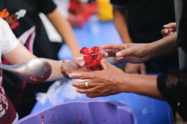 Yoksul insanlar bağışlanan gıda almak, günümüz toplumunda karşılıklı paylaşım gösterin : Dilenci bağışçılardan gıda dilenci