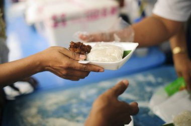 Yoksulların açlığı hafifletmek için gıda paylaşımı kavramı : Yoksulluğun Beslenmeyle Yardım Ettiği Sosyal Sorunlar : Toplumdaki insanlara yiyecek bağışı : Evsiz Kavramlar ve Yoksulluk