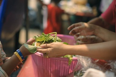 Bağış aç insanlar için savaşmak için bir umut : Bakım kavramı : Hayırsever yardım