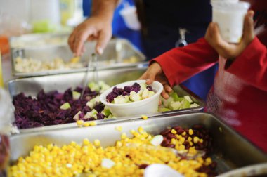 Yoksulluğun Sosyal Sorunları Beslenmenin Yardımıyla: Yoksulların Yaşam Sorunları : Gönüllüler Açlığı Gidermek İçin Yoksullara Gıdayı Paylaşıyor