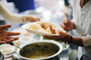 Gönüllüler Yoksullara Gıda Yıkın: Yoksulluğun Sosyal Sorunları Beslenmenin Yardımıyla : Yoksulların Yaşam Sorunları