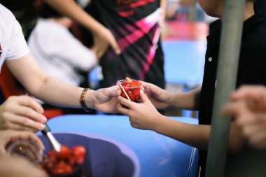 Gönüllüler dilenciler için gıda sağlamak : Kavramlar Beslenme ve yardım : Yoksullar için gıda paylaşımı kavramı açlık hafifletmek için : Gönüllüler Paylaşmak Gıda Yoksullar için